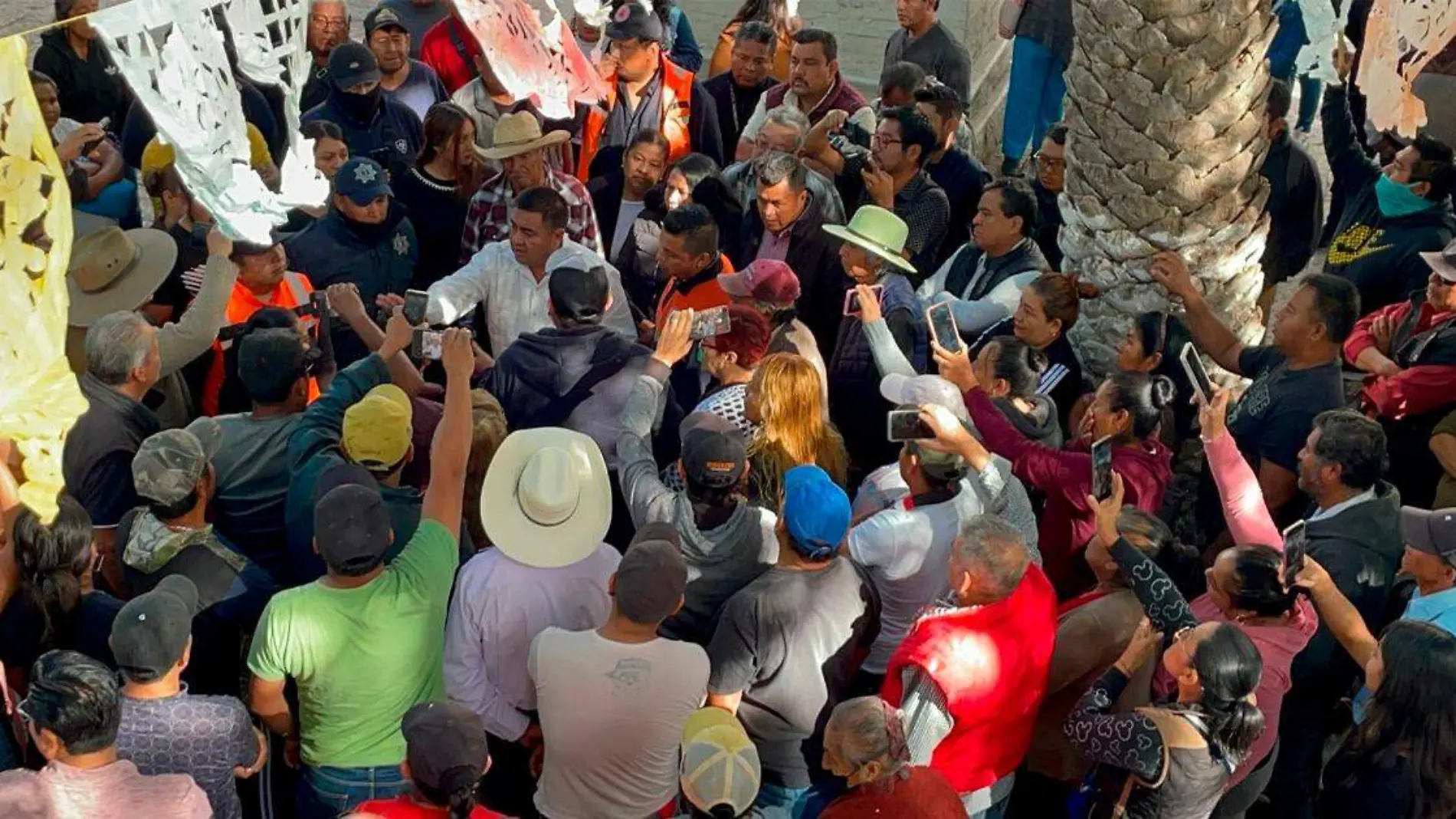 Decenas de comerciantes se manifestaron frente a la alcaldía de Tepexi